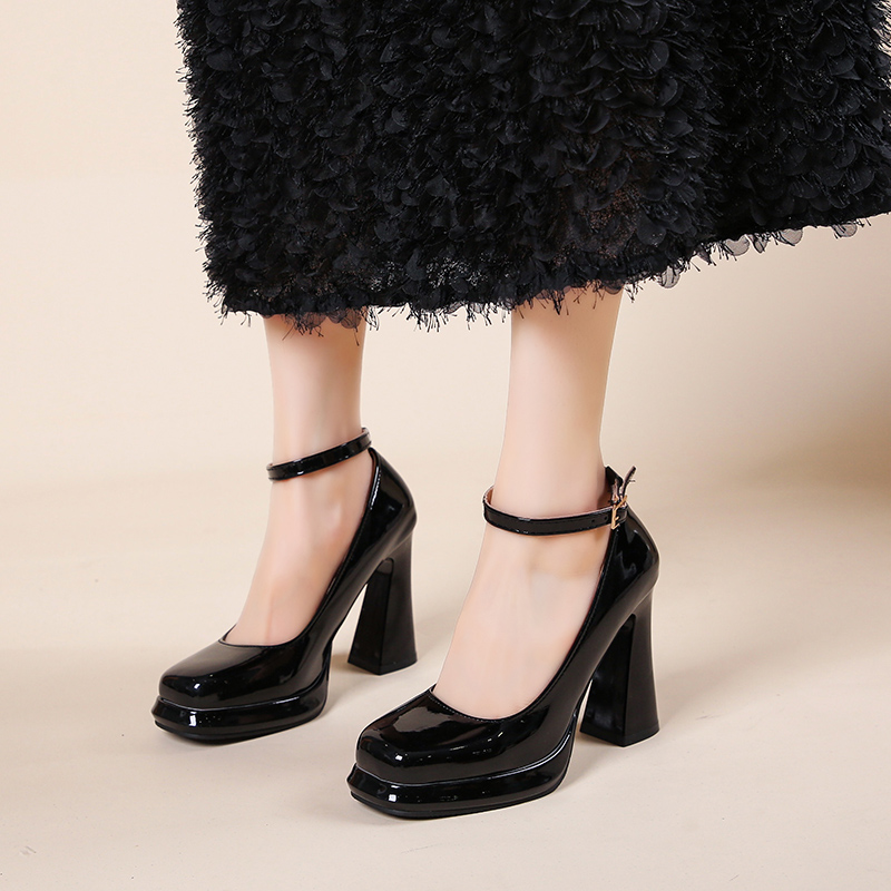 Fashionable high-heeled shoes. - Leather Classic Strap 评论和价格