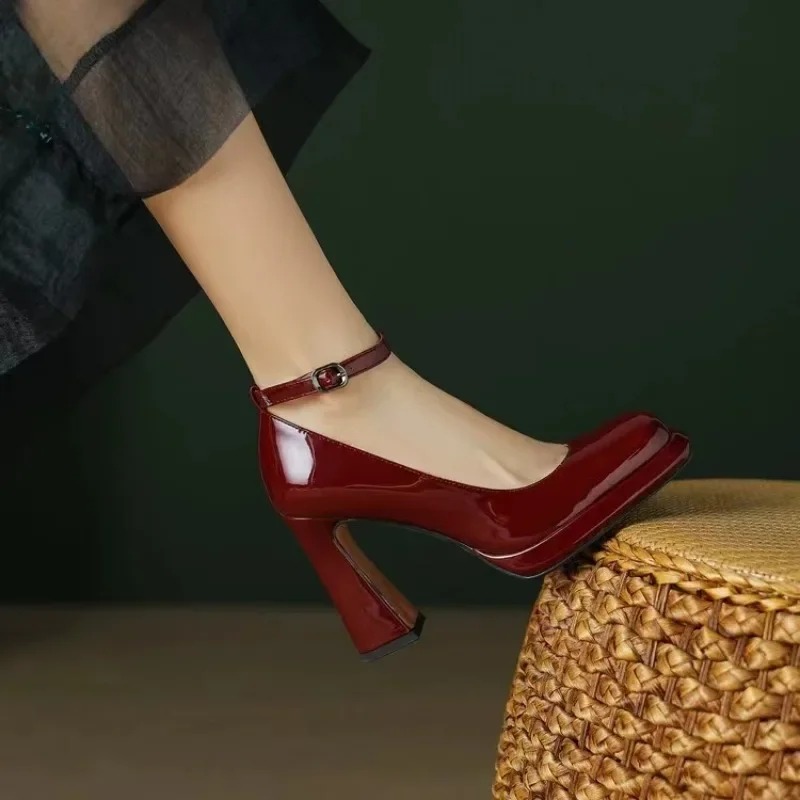 Fashionable high-heeled shoes. - Leather Classic Strap 评论和价格